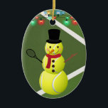 Persoonlijke kerstmis in Tennis Ball Snowman Keramisch Ornament<br><div class="desc">Deze unieke kerstvakantieontwerp voor tennis is voorzien van een groene tennisbaan met een sneeuwpop met tennisbal. Pas de rug met een naam en een jaar aan!</div>