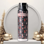 Persoonlijke kerstroze feestelijke boom waterfles<br><div class="desc">Dit ontwerp kan op het gebied worden gepersonaliseerd dat door de foto en/of tekst te veranderen wordt verstrekt. Of het kan worden aangepast door de klik te kiezen om verdere optie aan te passen en de kleur van de achtergrond te schrappen of te veranderen, tekst toe te voegen, de tekstkleur...</div>