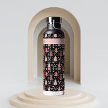 Persoonlijke kerstroze feestelijke boom waterfles<br><div class="desc">Dit ontwerp kan op het gebied worden gepersonaliseerd dat door de foto en/of tekst te veranderen wordt verstrekt. Of het kan worden aangepast door de klik te kiezen om verdere optie aan te passen en de kleur van de achtergrond te schrappen of te veranderen, tekst toe te voegen, de tekstkleur...</div>
