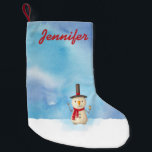 Persoonlijke kerstsnowman Waving Kleine Kerstsok<br><div class="desc">Een gepersonaliseerde kerstbedekking met een schattige sneeuwpop. Hij draagt een zwart stovepitisch pet, met een klassieke maïskolp en een rode sjaal. In de koude witte sneeuw die glimlacht en hallo zwaait. De achtergrond bestaat uit een waterverf hemel met blauwe en paarse kleuren die elkaar mengen en samenvoegen. Personaliseer met een...</div>