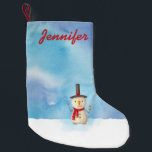 Persoonlijke kerstsnowman Waving Kleine Kerstsok<br><div class="desc">Een gepersonaliseerde kerstbedekking met een schattige sneeuwpop. Hij draagt een zwart stovepitisch pet, met een klassieke maïskolp en een rode sjaal. In de koude witte sneeuw die glimlacht en hallo zwaait. De achtergrond bestaat uit een waterverf hemel met blauwe en paarse kleuren die elkaar mengen en samenvoegen. Personaliseer met een...</div>
