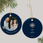 Persoonlijke kerstversiering keramisch ornament<br><div class="desc">Vier de vreugde en saamhorigheid van het vakantieseizoen met ons Gepersonaliseerde Familie Kerstornament. De voorkant toont een gekoesterde familiefoto omlijst door een elegant sneeuwvlokontwerp, terwijl de familienaam een persoonlijke touch toevoegt. Op de achterkant legt "Joy Love" de hartverwarmende geest van je familie vast, samen met de memorabele datum. Dit aanpasbare...</div>