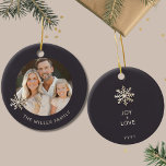 Persoonlijke kerstversiering met foto's keramisch ornament<br><div class="desc">Vier de vreugde en saamhorigheid van het vakantieseizoen met ons gepersonaliseerde familiefoto kerstornament. De voorkant toont een gekoesterde familiefoto omlijst door een elegant sneeuwvlokontwerp, terwijl de familienaam een persoonlijke touch toevoegt. Op de achterkant legt "Joy Love" de hartverwarmende geest van je familie vast, samen met de memorabele datum. Dit aanpasbare...</div>