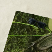 Persoonlijke kikker op een Mossy Rock Foto Strandlaken (In situ)