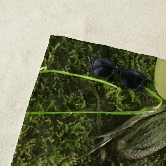 Persoonlijke kikker op een Mossy Rock Foto Strandlaken (In situ)