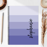 Persoonlijke kleuren blokkeren periwinkle planner<br><div class="desc">Dit trendy moderne ontwerp biedt vijf strepen voor kleurenblokken in verlooptinten van licht tot middelmatig periwinkle. Personaliseer het met jouw naam in verticaal zwart handschrift handschrift.</div>