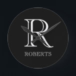 Persoonlijke klok met Initiaal- en familienaam<br><div class="desc">Stijlvolle, aangepaste wandklok.</div>