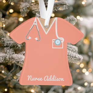 Persoonlijke koraalrode verpleegster scrubs ornament