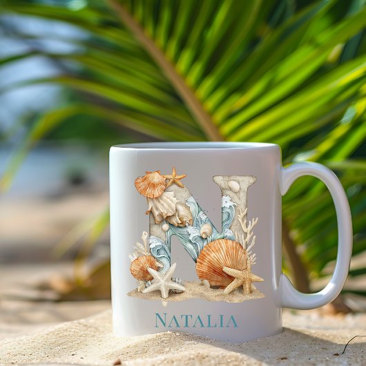 Persoonlijke kustmonogram N initiële strand Koffiemok