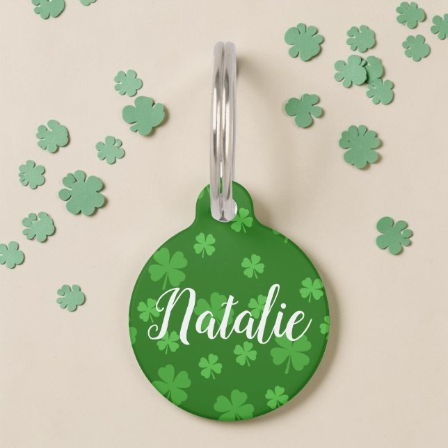 Persoonlijke Lucky Clover Huisdierpenning (A personalized pet tag in green with clovers or shamrocks all over, St Patrick's day or Irish.)