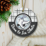 Persoonlijke matige tintelingen keramisch ornament<br><div class="desc">Het ontwerp bevat een paar schaatsen van ijs op een sneeuwvlokkreeft en een gebroken witte tartan patroonachtergrond. Dit elegante wintersportontwerp is een schattig modern en uniek ornament met gepersonaliseerde tekst. Cadeauidee voor beeldskater,  ijsdanser,  snelheidsskater en nog veel meer!</div>