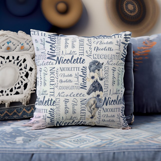 Persoonlijke meiden noemen het kussen met paarden (Personalized girls name pillow with horses horse lovers gifts custom name horse gifts dusty blue )