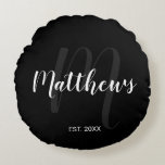 Persoonlijke moderne script monogram & familienaam rond kussen<br><div class="desc">Persoonlijk monogram en familienaam cadeau met familienaam in witte moderne script lettertype en monogram in grijs moderne script lettertype als achtergrond met oprichtingsjaar in wit schreefloos lettertype op zwarte achtergrond. Perfect als cadeau voor pasgetrouwden,  kerstcadeau voor familie,  familie reünie gunsten en cadeau voor elke speciale gelegenheid.</div>
