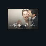 Persoonlijke moderne script namen trouwfoto canvas afdruk<br><div class="desc">Vier je liefdesverhaal met dit elegante gepersonaliseerde trouwfoto canvas,  met je favoriete foto,  moderne namen in script en trouwdatum. Ontworpen als zowel een mooie decoratie voor de trouwdag als een blijvende herinnering voor thuis,  maakt dit canvas op spanraam een tijdloze aanvulling op elke ruimte.</div>