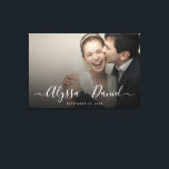 Persoonlijke moderne script namen trouwfoto canvas afdruk<br><div class="desc">Vier je liefdesverhaal met dit elegante gepersonaliseerde trouwfoto canvas,  met je favoriete foto,  moderne namen in script en trouwdatum. Ontworpen als zowel een mooie decoratie voor de trouwdag als een blijvende herinnering voor thuis,  maakt dit canvas op spanraam een tijdloze aanvulling op elke ruimte.</div>