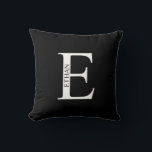 Persoonlijke monogram en naam kussen<br><div class="desc">Persoonlijke monogram en naam cadeau
beschikt over een gepersonaliseerd monogram en naam in klassieke serif-lettertype.
Perfect als huisdecoratie, cadeaus voor een huis, kerstcadeaus voor familie, pasgetrouwden en meer.</div>