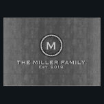 Persoonlijke monogram familienaam & datum vaststel snijplank<br><div class="desc">Moderne decoratieve glazen snijplanken voorzien van een gestileerd monogram in zwart,  grijs en wit leisteen met moderne typografie. Pas het initiaal van het douanemonogram,  familienaam en vastgestelde datum aan. Een perfect bruiloft of huisverwarmingsgeschenk voor het stijlvolle koppel.</div>