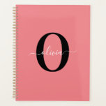 Persoonlijke Monogram Script Naam Zwart Wit Roze Planner<br><div class="desc">Dit elegante monogram en stijlvolle naamontwerp kan worden gegeven als cadeau voor een verjaardag, Moederdag of een andere gelegenheid. Het kan worden gepersonaliseerd met de initialen en naam van de persoon. U kunt het lettertype, de letterkleur, lettergrootte en achtergrondkleur wijzigen met behulp van de ontwerp-tool. De lettergrootte moet worden verkleind...</div>
