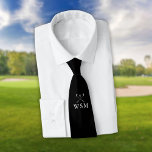 Persoonlijke Monogram zwart en witte Golfclubs Stropdas<br><div class="desc">Pas het monogram aan in klassieke typografie aan om een uniek golfcadeau te creëer en in het belang van elke golfer. Ontworpen door: Thisnotme©</div>