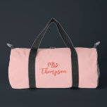 Persoonlijke Mrs. Bruid Naam Roze Oranje Schrift Plunjezak<br><div class="desc">Reis in stijl met deze persoonlijke roze reistas met de naam van de bruid in vet oranje schrift. Perfect voor de aanstaande bruid, deze trendy en praktische tas is ideaal voor vrijgezellenfeesten, bruidsjonkerfeesten of huwelijksreis. De levendige kleurcombinatie en het aangepaste ontwerp maken het een unieke en attent cadeau voor elke...</div>