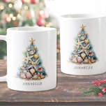 Persoonlijke naam Christmas Tree Beach Koffiemok<br><div class="desc">Stap in de vakantiestemming met deze feestelijke mok met een strandthema met een kerstboom gemaakt van schelpen en zeesterren. Ideaal voor iedereen die in tropische gebieden zoals Florida, Hawaii of de Bahama's woont - of voor iedereen die gewoon van een kustlook houdt - deze mok brengt warme surven- en zandvibes...</div>