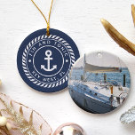 Persoonlijke naam en foto van de boot | Nautisch Keramisch Ornament<br><div class="desc">Creëer een unieke bootstok met deze aangepaste fotoversiering met de naam van uw vaartuig en het scheepsregister in witte letters op een nautische touwbadge met een ankertekening in het midden,  op een blauw marineklein. Voeg een foto van je boot toe aan de achterkant.</div>