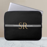 Persoonlijke naam en monogram goud/witte grijze st laptop sleeve<br><div class="desc">Pas jouw naam,  initialen of bericht in gouden en witte tekst aan op grijze streep met zwarte achtergrond.</div>