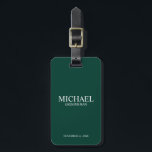 Persoonlijke naam en monogram van de getuige bagagelabel<br><div class="desc">Moderne persoonlijke geschenken voor getuigen met de persoonlijke naam van de getuige,  titel en trouwdatum in witte klassieke schreeflettertype op een smaragdgroene achtergrond.

Ook perfect voor de getuige,  vader van de bruid en meer.</div>