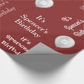 Persoonlijke naam en ouderdom rood cadeaupapier (Hoek)