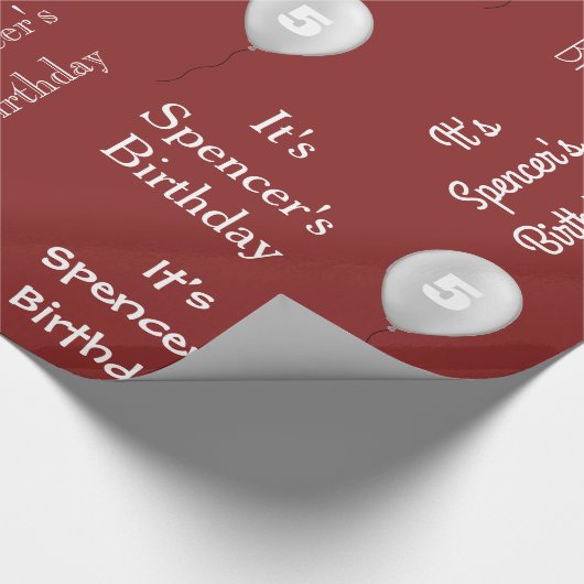 Persoonlijke naam en ouderdom rood cadeaupapier (Hoek)