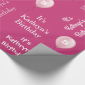 Persoonlijke naam en ouderdom roze cadeaupapier (Hoek)