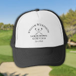 Persoonlijke naam Golf Club Trucker Pet<br><div class="desc">Met een klassiek gekruiste golfclubs en golfbalontwerp zijn deze petten ideaal voor alle golfclubs. Personaliseer met uw golfclub en ledennaam en het jaar dat de golfclub werd opgericht. Ontworpen door Thisnotme©</div>