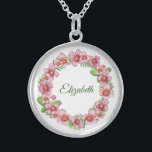 Persoonlijke naam Ketting Floral Wreath<br><div class="desc">Ketting persoonlijke naam. Voeg je eigen naam toe. U kunt de doopvont en de doopvontkleur veranderen om het uw te maken. Een geweldig cadeau voor bruidsmeisjes,  bruiloft,  moeders zuster,  vrienden.</div>