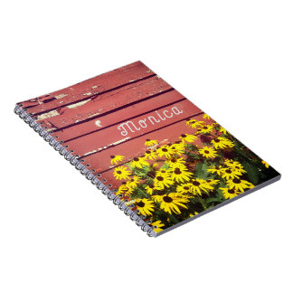 Persoonlijke naam met bijtende hout en bloemen Opm Notitieboek