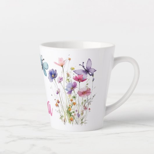 Persoonlijke naam met wilde bloemen en vlinders latte mok (Rechts)