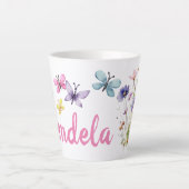 Persoonlijke naam met wilde bloemen en vlinders latte mok (Voorkant)