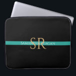 Persoonlijke naam & monogram Gold/witte Blauwgroen Laptop Sleeve<br><div class="desc">Pas jouw naam, initialen of bericht in gouden en witte tekst aan op blauwgroen streep met zwarte achtergrond.</div>