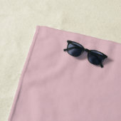Persoonlijke naam monogram stoffig roze strandlaken (In situ)