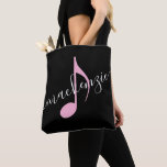 Persoonlijke naam Muziek Opmerking zwart en roze Tote Bag<br><div class="desc">Eenvoudige zwart-witte en roze muzieknotitietas met jouw naam erop gedrukt met een modern en elegant handgeschreven lettertype voor calligrafie in zwart-wit en met een achtste noot in roze. De kleuren en de doopvonten van de tekst kunnen worden veranderd, makend de boekzak perfect voor veelvoudige kinderen om hun blad muziek en...</div>