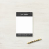 Persoonlijke naam op zwarte hout post-it® notes (Op bureau)