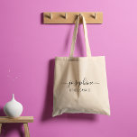 Persoonlijke naam Paarse Bridesmaid Tote Bag<br><div class="desc">Show waardering voor uw bruidsmeisjes met onze "Gepersonaliseerde Elegante Script Naam Bridesmaid" Aangepaste Canvas tas. Deze canvas tas is voorzien van een elegant script lettertype waarin de naam van elke bruidsmeisje wordt weergegeven, en voegt een persoonlijke touch toe aan uw bruidsfeestgeschenken. Pas het aan met hun namen, en je hebt...</div>