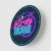 Persoonlijke NAAM Retro Faux Neon Happy Hour Bar Ronde Klok (Hoek)