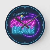 Persoonlijke NAAM Retro Faux Neon Happy Hour Bar Ronde Klok (Voorkant)