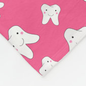 Persoonlijke naam schattig roze tandpatroon fleece deken (Hoek)