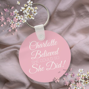 Persoonlijke naam Ze geloofde script roze Sleutelhanger