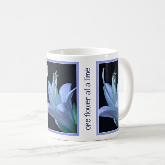 Persoonlijke Natuur Schoonheid Hosta Bloem in Blau Koffiemok (Voorkant rechts)