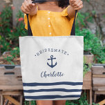 Persoonlijke Nautical "Bridesmate" Bridesmaid Tote Bag<br><div class="desc">Kute nautical themed tas voor uw bruidsmaiden in klassiek blauw van de marine en white is voorzien van een anker illustratie van het schip met "bridesmate" die over de bovenkant gebogen is. Personaliseer met de naam van elke bruidsmeisje in het schrijven van het jachtborstelmanuscript. Een trio blauwachtige strepen langs de...</div>