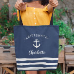 Persoonlijke Nautical "Bridesmate" Bridesmaid Tote Bag<br><div class="desc">Kute nautical themed tas voor uw bruidsmaiden in klassiek blauw van de marine is voorzien van een anker van het witte schip met "bridesmate" die over de bovenkant gebogen is. Personaliseer met de naam van elke bruidsvormer in het witte borstelmanuscript dat. Een trio witte strepen langs de bodem voltooit de...</div>