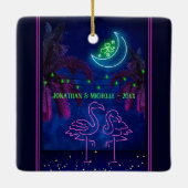 Persoonlijke Neon Flamingo Couple Beach Kerstmis Keramisch Ornament (Achterkant)