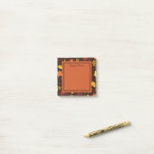 Persoonlijke oranje-gele-bruine herfstbladerenpost post-it® notes (Op bureau)